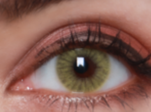 Los lentes de contacto Hidrocor Ámbar ofrecen una transformación luminosa y exótica, destacando por su tono verde miel claro con matices amarillentos