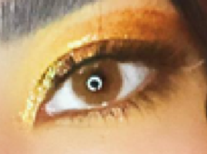 Transformación sofisticada hacia un tono avellana cálido y profundo. Su diseño garantiza una integración perfecta con el color natural del ojo.