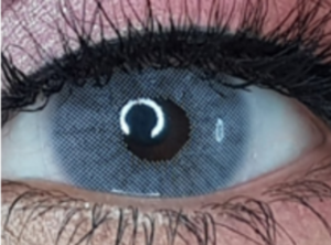 Los lentes Hydrocore Grafito ofrecen un azul acero profundo. Su diseño sin aro de definición crea una mirada intensa, elegante y sumamente natural.
