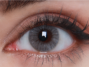 Ofrecen un tono gris ultra claro para una mirada cristalina. Logran un tono radical y natural, aportando máxima luminosidad y elegancia a ojos oscuros.