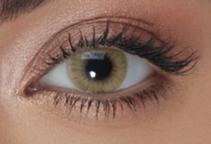 Lentes de contacto color miel con tecnología Hydrocore que aportan hidratación, comodidad y un look natural para realzar tu mirada todos los días.