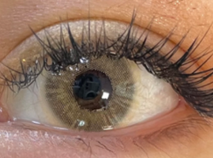 Los lentes Magic Brown ofrecen un tono avellana radiante. Su diseño texturizado crea una mirada clara, profunda y muy natural para lucir bella todo el día.