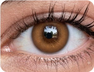 Los lentes Pixie Brown ofrecen un tono café ambarino radiante. Su diseño de alta cobertura crea una mirada clara, cálida y audaz para un estilo único.